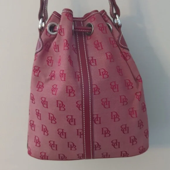 VINTAGE DOONEY & BOURKE RED SIGNATURE MINI DRAWSTRING BUCKET HANDBAG - Picture 6 of 15